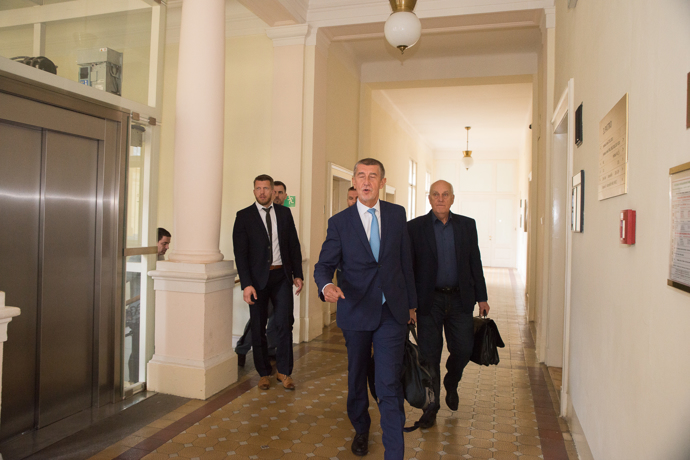 FOTO: Na Babišovi nebyla znát žádná nervozita. – stránka 1124