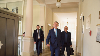 FOTO: Chvílemi se dokonce zdálo, že si Babiš pozornost užívá.