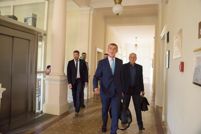 FOTO: Chvílemi se dokonce zdálo, že si Babiš pozornost užívá. – stránka 1123