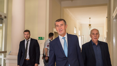 FOTO: Andrej Babiš se svým právním zástupcem a bodyguardy.