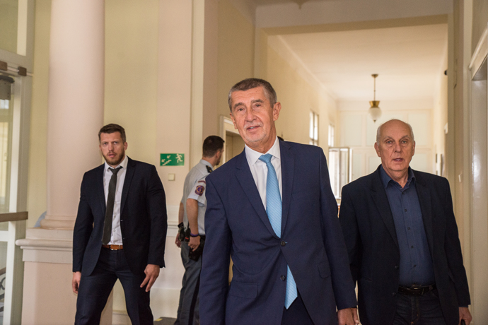 FOTO: Andrej Babiš se svým právním zástupcem a bodyguardy. – stránka 1122