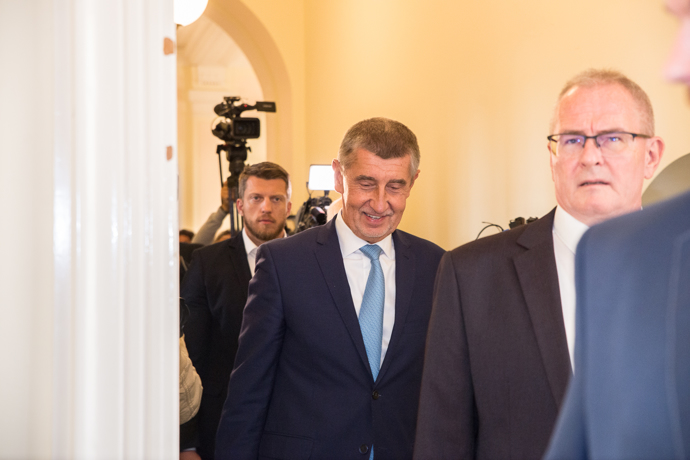 FOTO: Andrej Babiš na sebe nedal nervozitu znát. – stránka 355