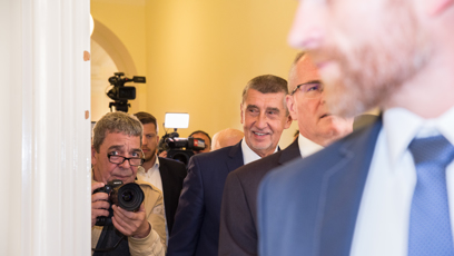 FOTO: Andrej Babiš v doprovodu svých právních zástupců a bodyguardů.