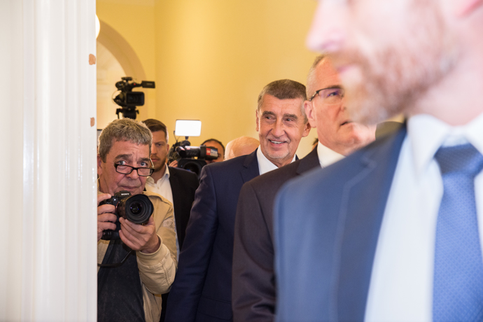 FOTO: Andrej Babiš v doprovodu svých právních zástupců a bodyguardů. – stránka 354