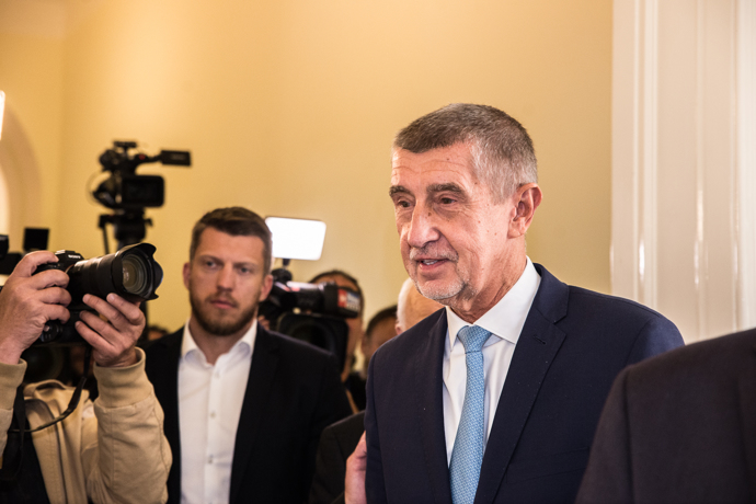FOTO: Bývalý premiér má za sebou první den soudního líčení. – stránka 353