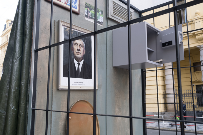 FOTO: Milion chvilek pro demokracii přivezli před Městský soud v Praze klec. Andrej Babiš podle nich patří do vězení. – stránka 349