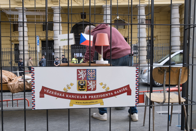 FOTO: Podle Milion chvilek pro demokracii patří Andrej Babiš za mříže. – stránka 348