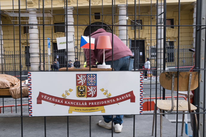 FOTO: Podle Milion chvilek pro demokracii patří Andrej Babiš za mříže. – stránka 347
