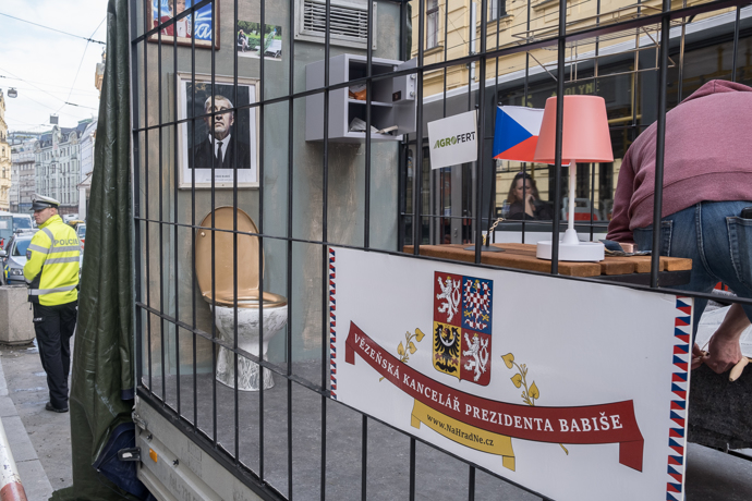 FOTO: Podle Milion chvilek pro demokracii patří Andrej Babiš za mříže. – stránka 346