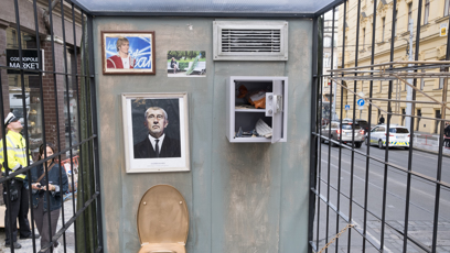 FOTO: Obsah "cely", kterou "Chvilkaři" připravili pro Andreje Babiše.