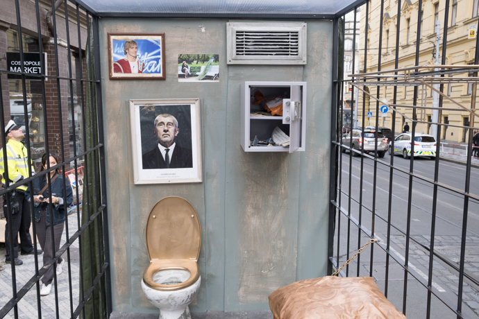 FOTO: Obsah "cely", kterou "Chvilkaři" připravili pro Andreje Babiše. – stránka 341