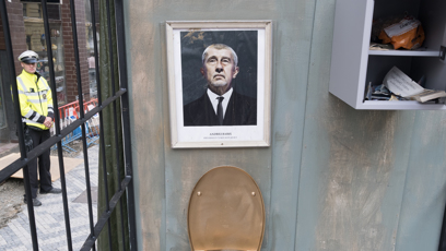 FOTO: Obsah "cely", kterou "Chvilkaři" připravili pro Andreje Babiše.