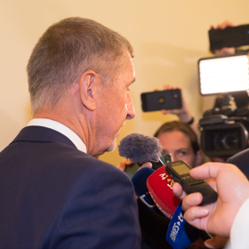 Andrej Babiš pod náporem dotazů přítomných novinářů. 