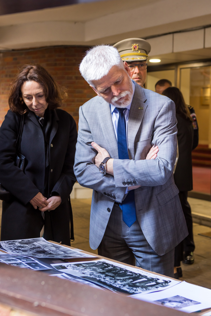 FOTO: Petr Pavel si se zájmem prohlížel fotografie. – stránka 2620