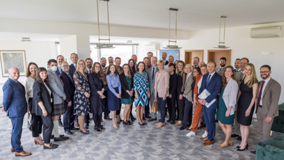 FOTO: Prezident Petr Pavel se zaměstnanci českého velvyslanectví v Londýně.