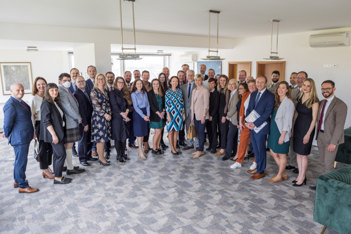 FOTO: Prezident Petr Pavel se zaměstnanci českého velvyslanectví v Londýně. – stránka 2616