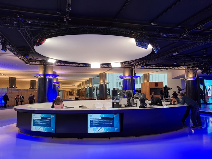 FOTO: Najdeme zde plně vybavené televizní studio. – stránka 7