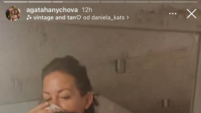 FOTO: Agáta Hanychová ukázala své tělo jen v průsvitné košilce.