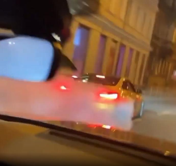 FOTO: Nelegálním závodům přihlížela řada lidí. – stránka 9