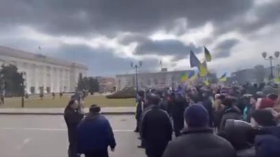 FOTO: Civilisté v Chersonu se postavili ruské armádě.