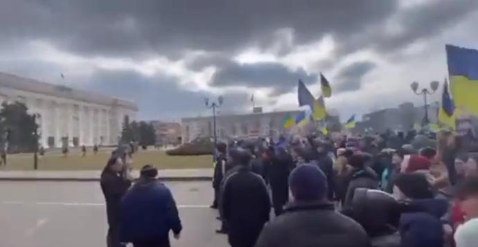 FOTO: Civilisté v Chersonu se postavili ruské armádě. – stránka 1500