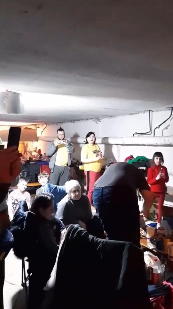 FOTO: Vyděšení lidé přihlíželi Ameliině vystoupení. – stránka 1379