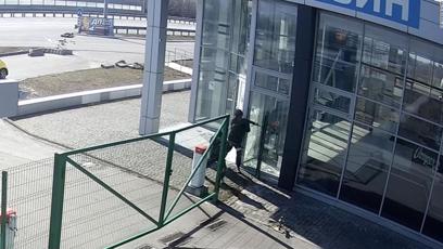 FOTO: Ruští vojáci zastřelili dva civilisty, jejich autosalon pak vyrabovali.