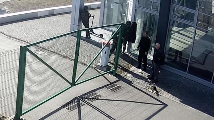 FOTO: Ruští vojáci zastřelili dva civilisty, jejich autosalon pak vyrabovali. – stránka 350