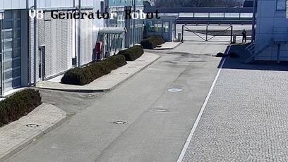 FOTO: Ruští vojáci zastřelili dva civilisty, jejich autosalon pak vyrabovali.