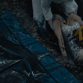 Kriminalisté přenášejí Andreu.