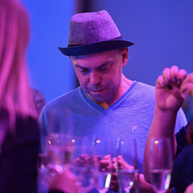 I když byl ve společnosti, tak byl v podstatě sám. 