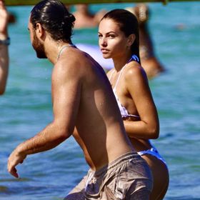 Ben má po svém boku nádhernou ženu.