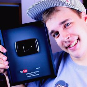 Stejk dosáhl jednoho milionu sledujících, proto oslavuje. 