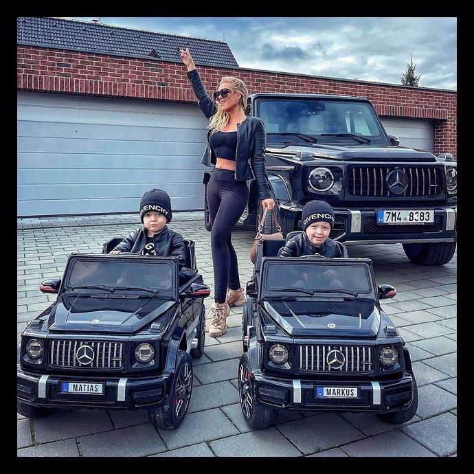 FOTO: Dominika Myslivcová bude brzy trojnásobnou tetou. – stránka 542