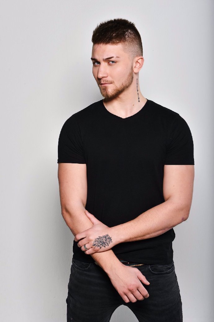 FOTO: Marek Valášek se snaží působit jako úspěšný influencer. – stránka 52