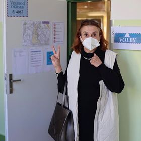 Eva Holubová se zlobí na komisi. Nechtěla ji nechat fotit.