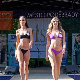 Tradiční promenáda v plavkách.