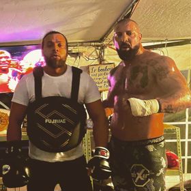 Jeho manželka nemoc stále popírá.