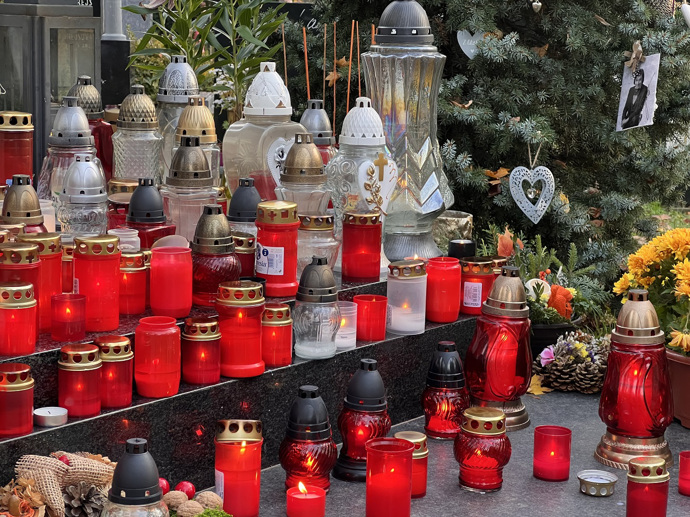 FOTO: Hrob Karla Gotta. – stránka 54