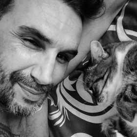 Hassan si pozornost žen užívá.