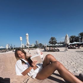 Své křivky vystavuje v Abú Dhabí.