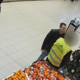 Muž si odmítl nasadit roušku. Místo toho se porval s ochrankou.