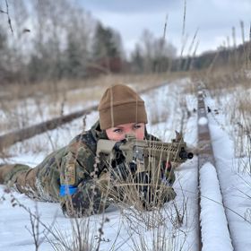  Anastasiia Lenna vypadá jako profesionální voják, má ale jenom zkušenosti ze airsoftovými zbraněmi. 