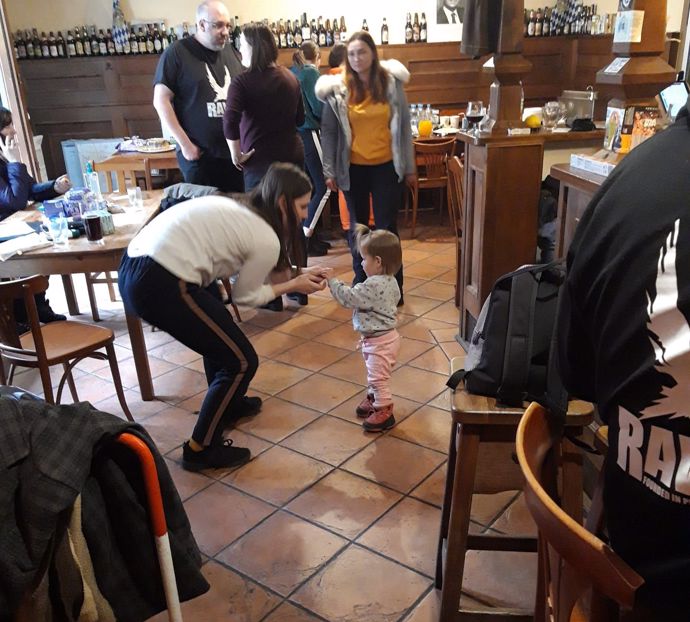 FOTO: Hospoda Dno Pytle se proměnila v přestupní stanici pro uprchlíky. – stránka 1376