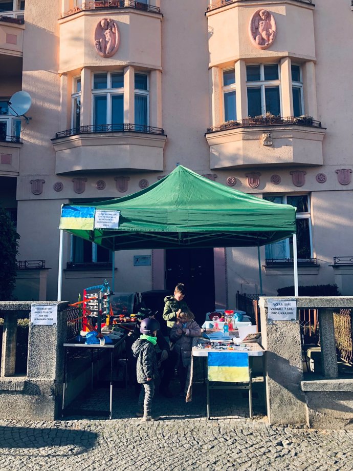 FOTO: Stánek kde děti prodávaly své hračky. – stránka 1347