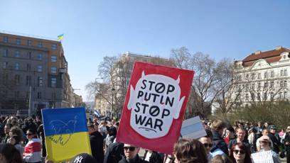 FOTO: Zastavte Putina! Zastavte válku! Hlásají transparenty.