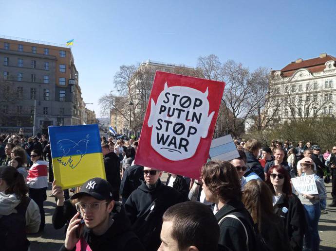 FOTO: Zastavte Putina! Zastavte válku! Hlásají transparenty. – stránka 1239