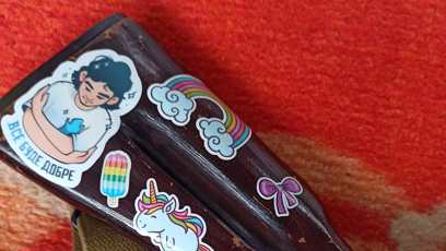 FOTO: Detail zbraně se samolepkami, mezi kterými nechybí jednorožec.