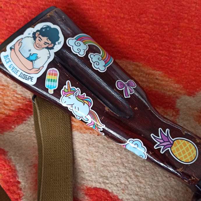 FOTO: Detail zbraně se samolepkami, mezi kterými nechybí jednorožec. – stránka 949