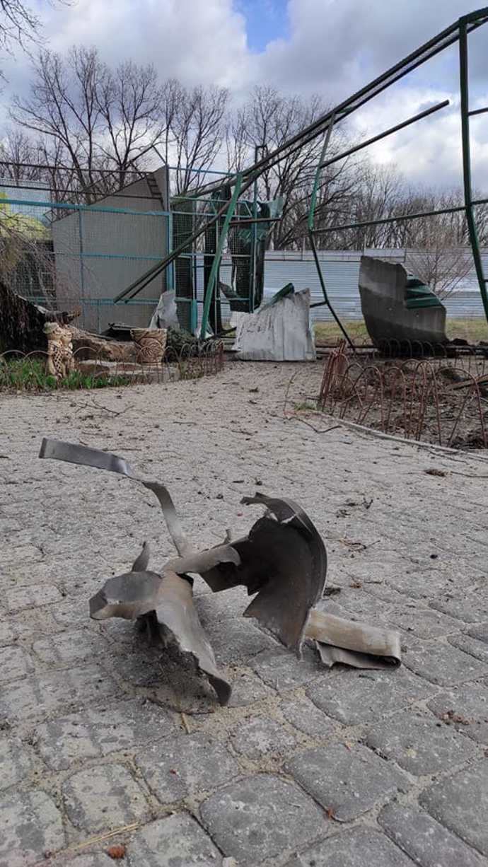 FOTO: Rozbité vybavení parku. – stránka 1018